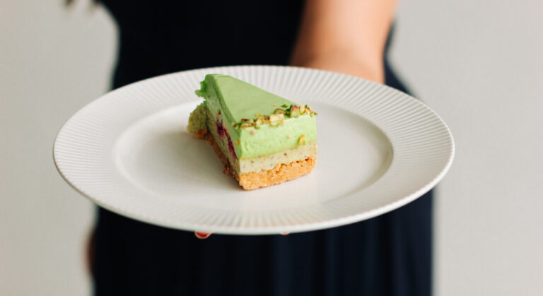 Dzięki automatyzacji dostarczania jedzenia, ciepły posiłek jest od razu gotowy do odbioru przez kuriera