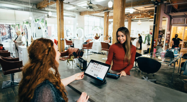 System zarządzania restauracją Syrve pozwala menedżerowi szybko przyjąć rezerwację od klientki