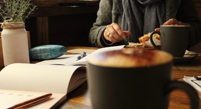 Klient restauracji cieszący się posiłkiem, którego zamówienie zoptymalizował system Syrve