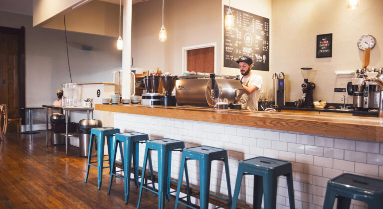 Zorganizowane stanowisko pracy barmana jako przykład efektywnego zarządzania restauracją.