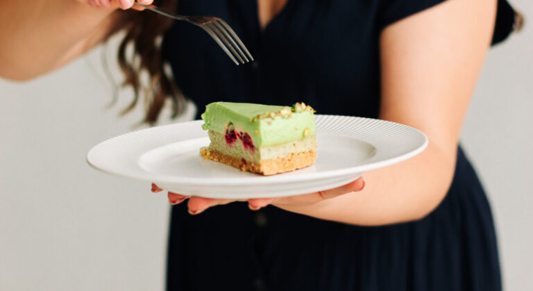 Dzięki automatyzacji dostarczania jedzenia, ciepły posiłek jest od razu gotowy do odbioru przez kuriera