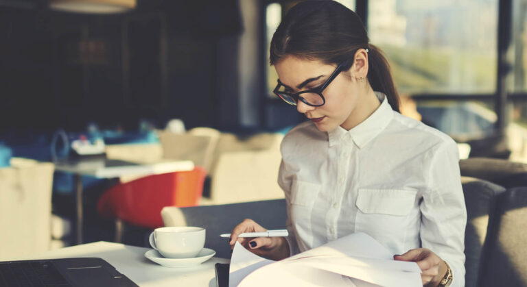 Managerka restauracji przytłoczona papierową pracą przed wdrożeniem programu Syrve