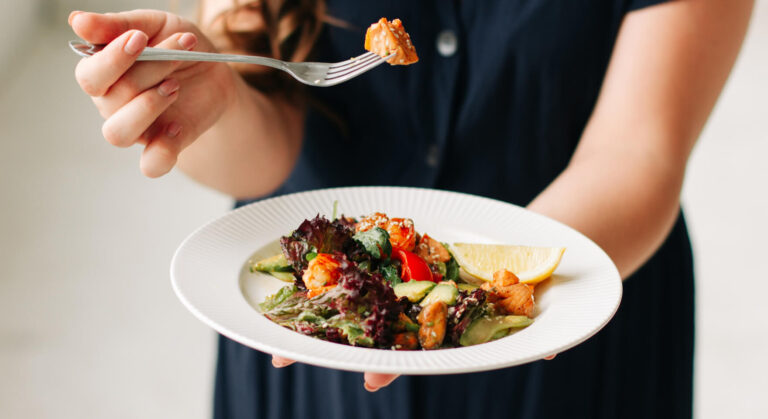 Zbliżenie na apetyczne danie z restauracji, gotowe do dostawy