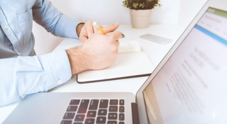 Pracownik kawiarni wprowadza dane do systemu CRM dla kawiarni