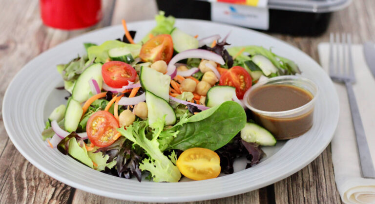 Kompozycja świeżych warzyw z sosem na restauracyjnym talerzu