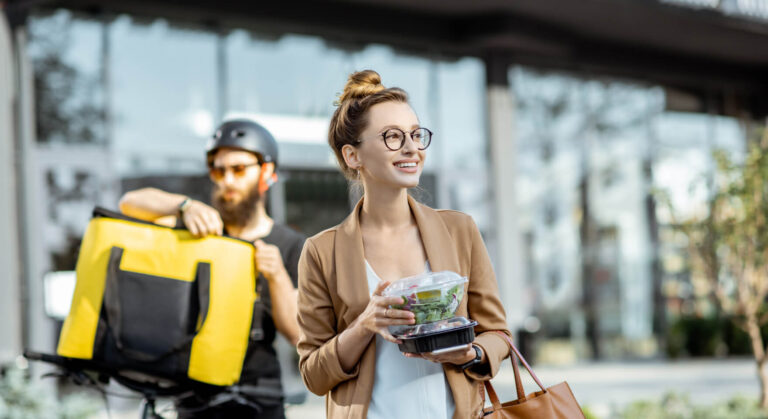 Dzięki systemowi CRM dla kawiarni, proces od zamówienia do dostawy przebiega bezbłędnie, budując lojalność klienta