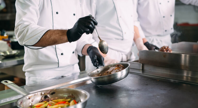 Szybka i zorganizowana praca kucharzy to zasługa programu dla restauracji Syrve