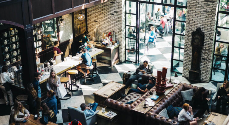 Szkolenie Syrve uczy personel, jak sprawnie obsługiwać restaurację pełną gości