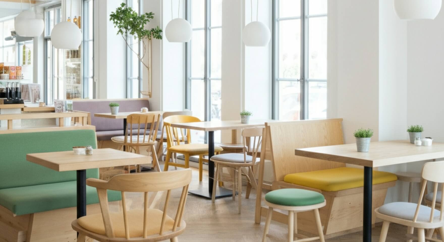 Wnętrze nowoczesnego lokalu, gdzie CRM dla kawiarni pomaga utrzymać porządek i wysoki poziom obsługi