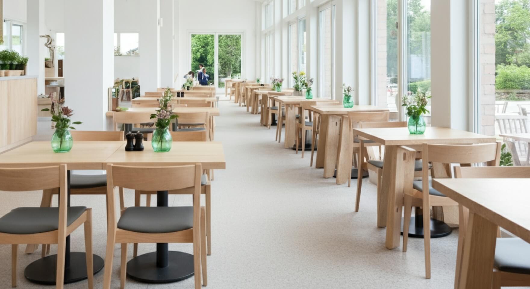Sala restauracyjna gotowa na przyjęcie gości dzięki programowi do automatyzacji biznesu restauracyjnego