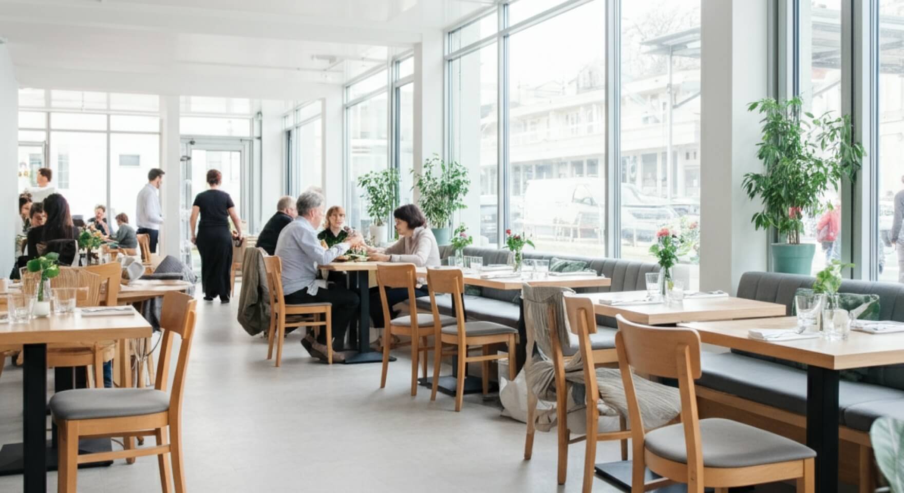 Goście w tętniącym życiem lokalu, gdzie dokładna ewidencja w barze pomaga utrzymać wysoki poziom obsługi