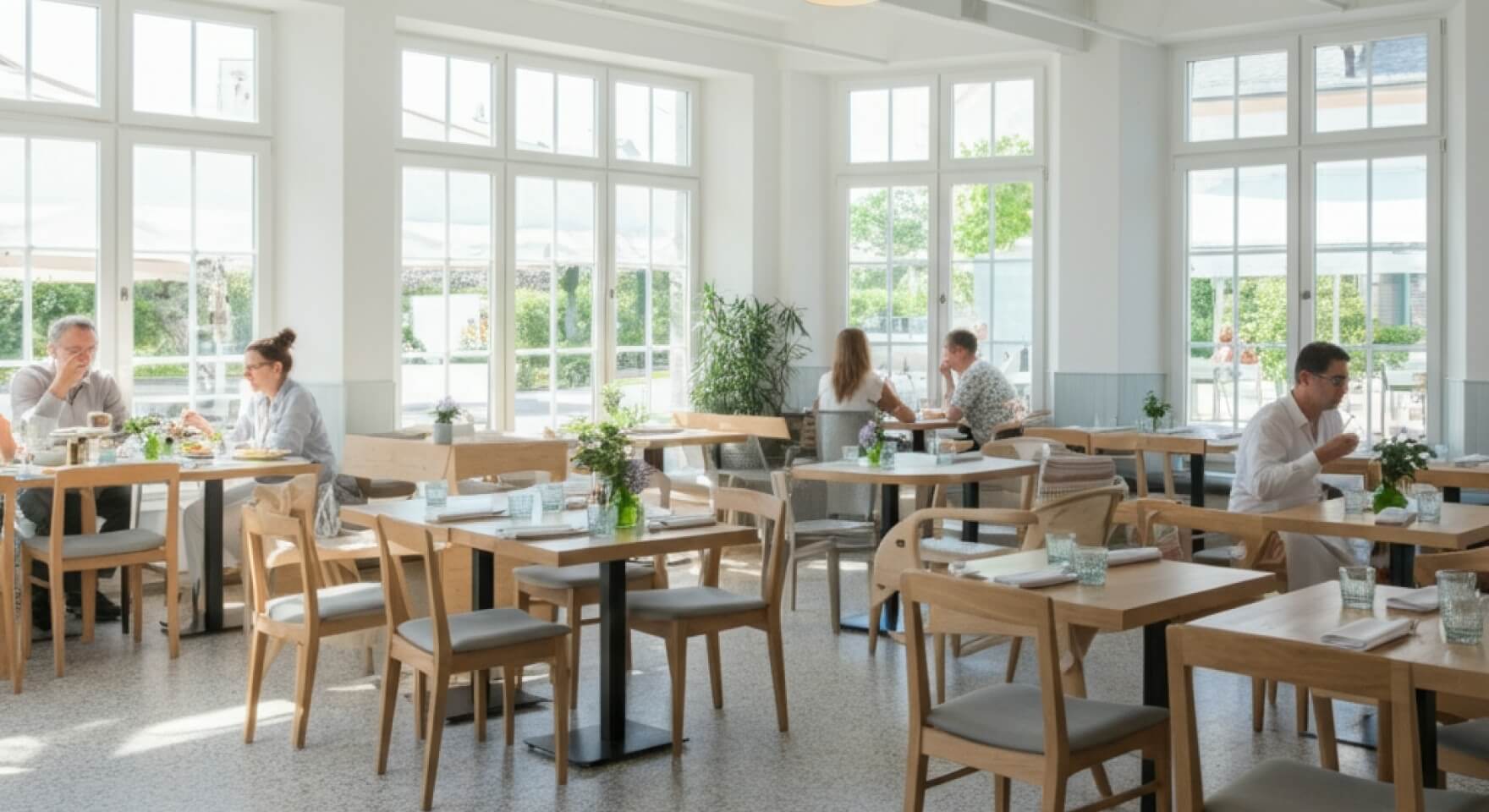 Przytulne wnętrze lokalu, gdzie praca jest zoptymalizowana za pomocą CRM dla restauracji