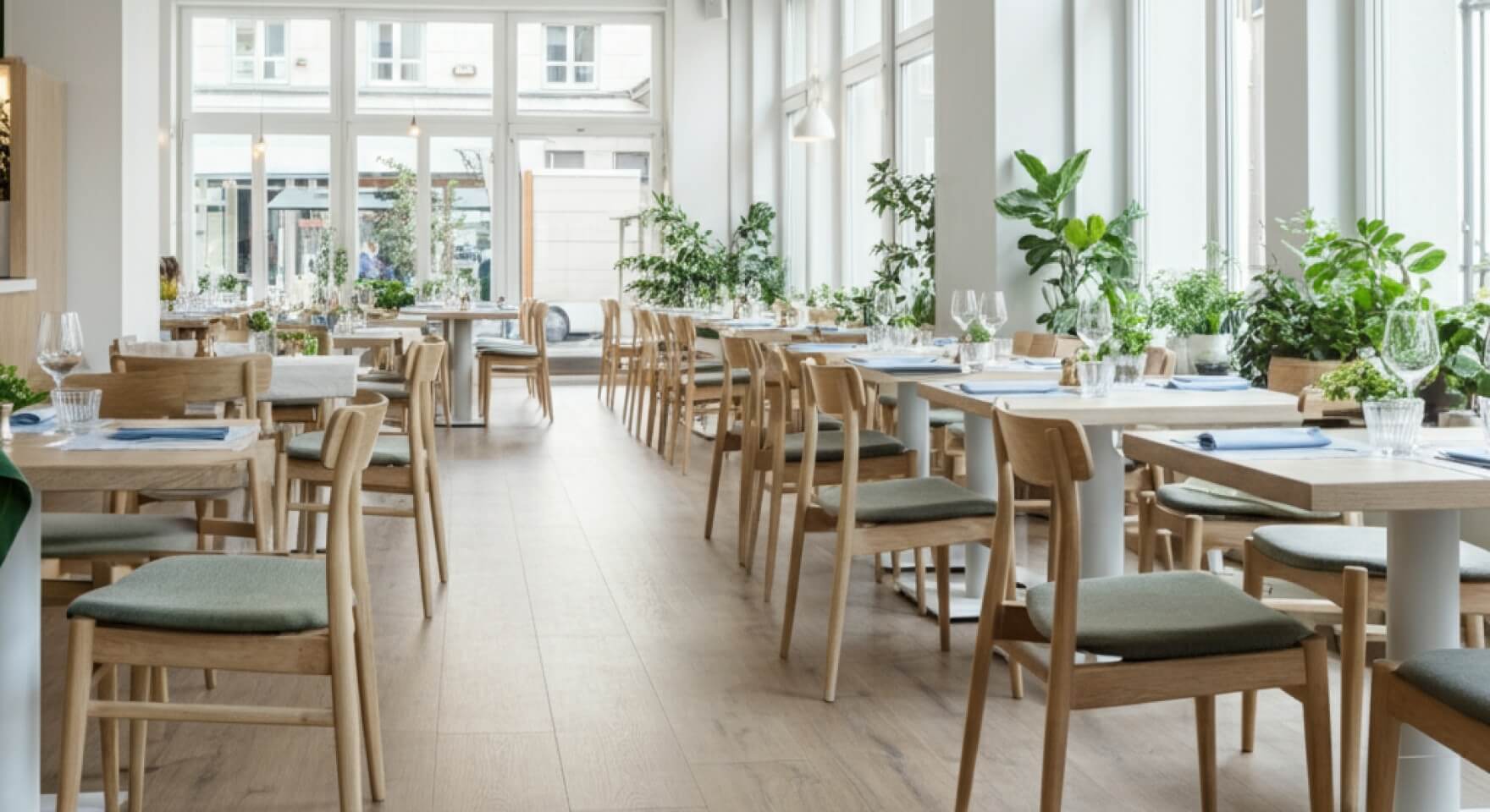 Wnętrze lokalu, w którym automatyzacja ewidencji w gastronomii zapewnia płynną pracę